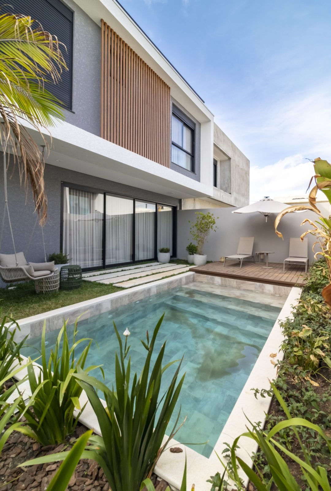 fachada de casa moderna com concreto aparente e grandes painéis de vidro fotografia de arquitetura residencial